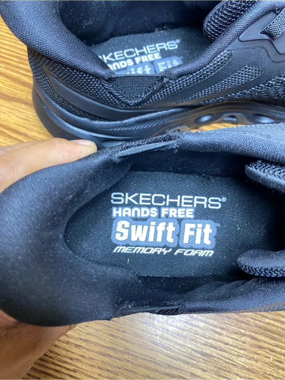 Skechers Hands Free Swift Fit Sneaker Shoes Memory Foam Mens Size 8 Black NEW